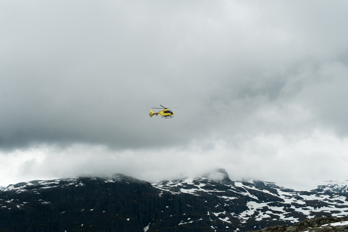 Helikopter i norsk fjellandskap
