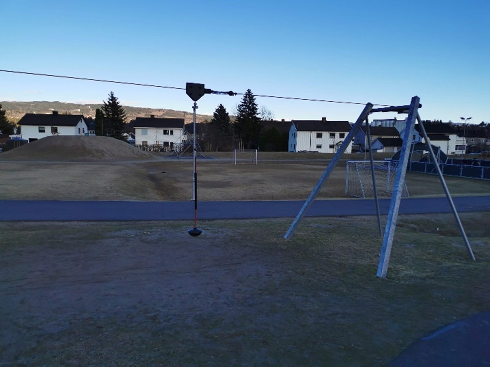Lekeapparat med zipline utenfor Ullerål skole.