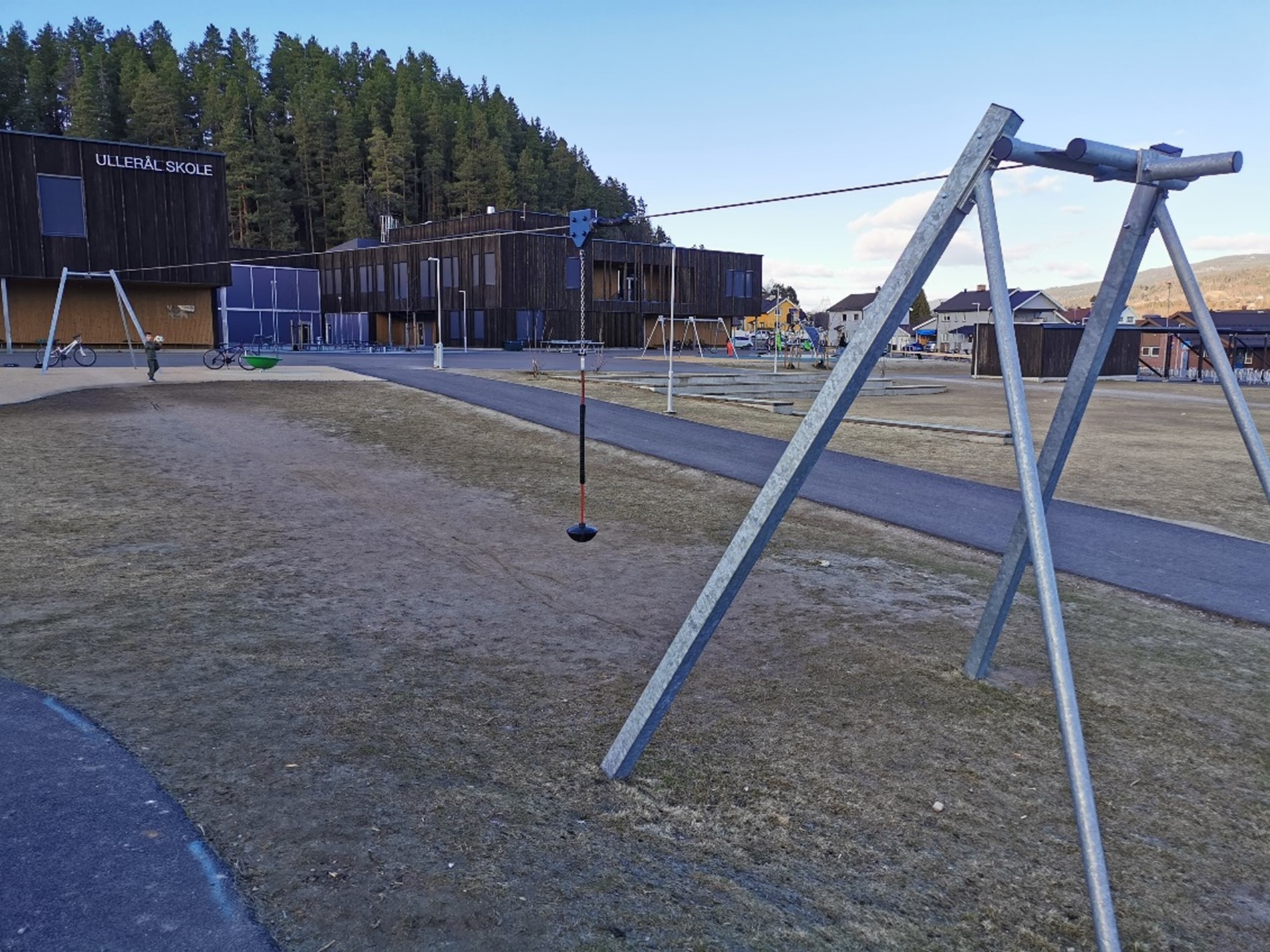 Lekeapparat med zipline utenfor Ullerål skole.