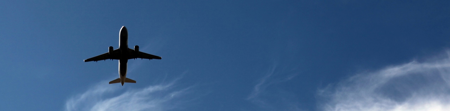 Aircraft in air on approach to OSL.