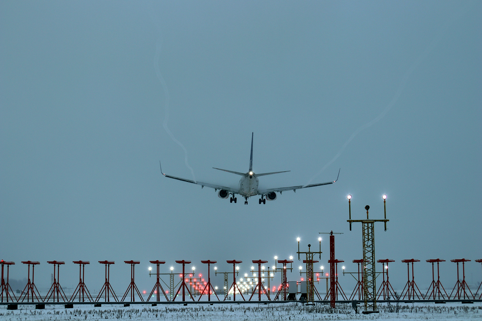 Fly som lander på Gardermoen i tett tåke.
