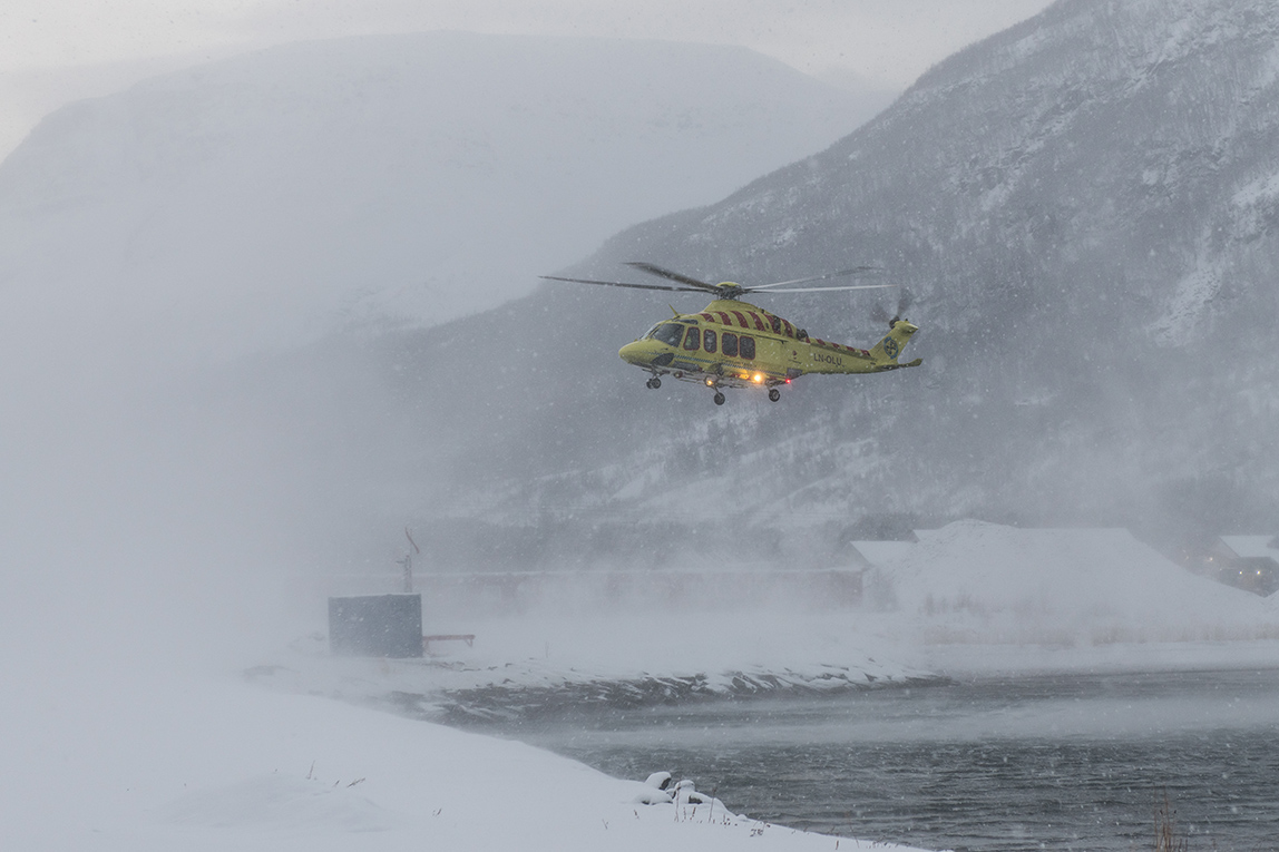 Helikopter i snøvær