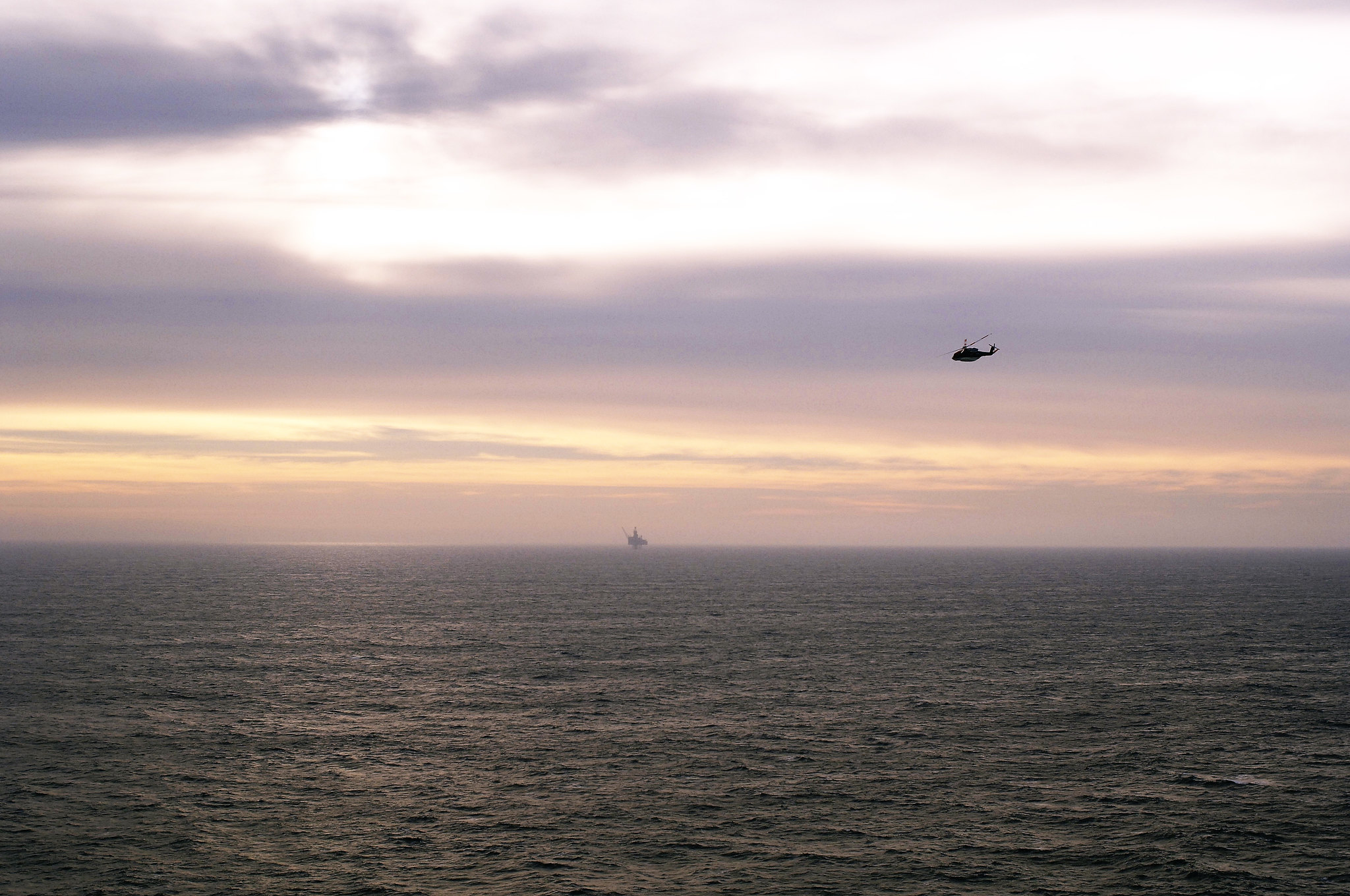 Helikopter på vei inn til offshore-installasjon.