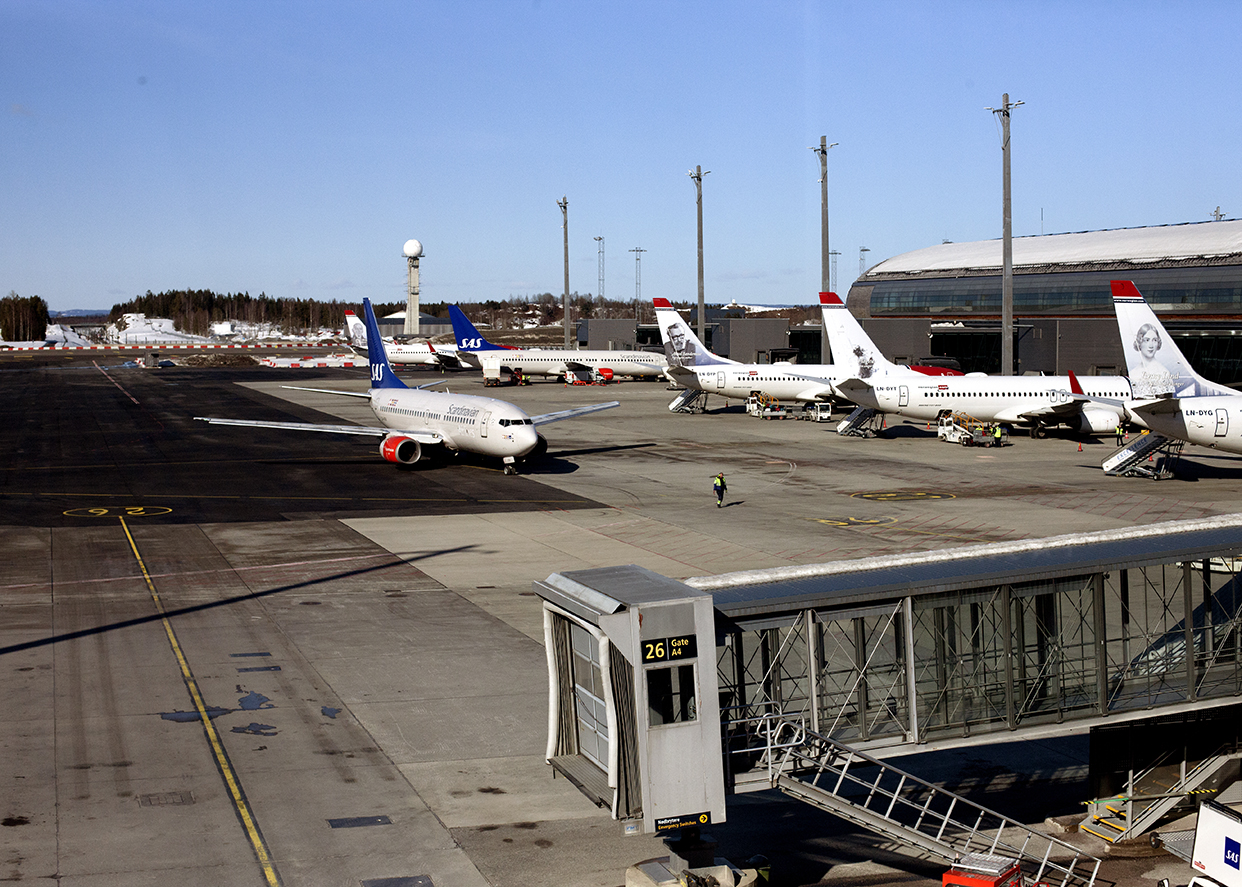 SAS- og Norwegianfly på stand på Oslo lufthavn