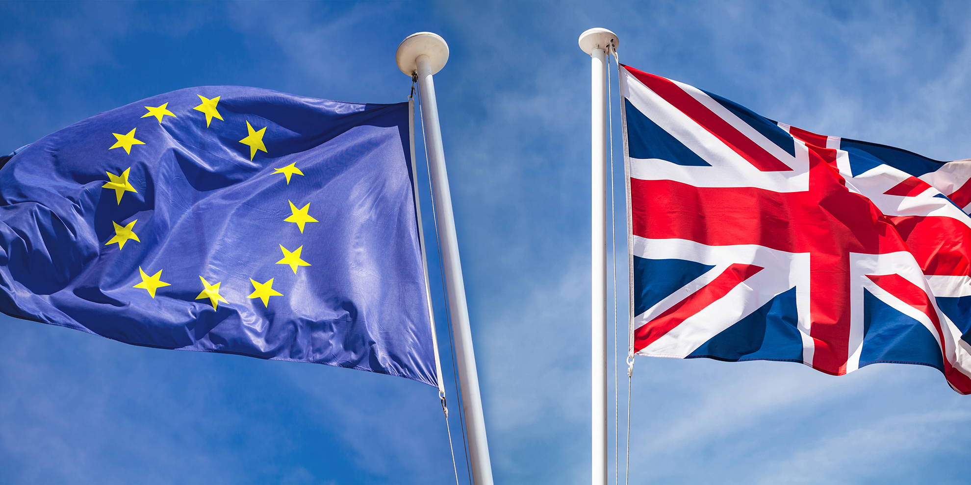 Foto av EU-flagget og det britiske flagget.