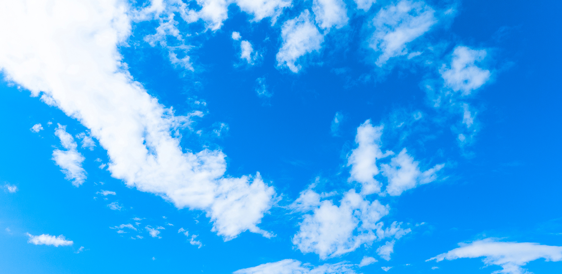 Foto av lettskyet himmel.