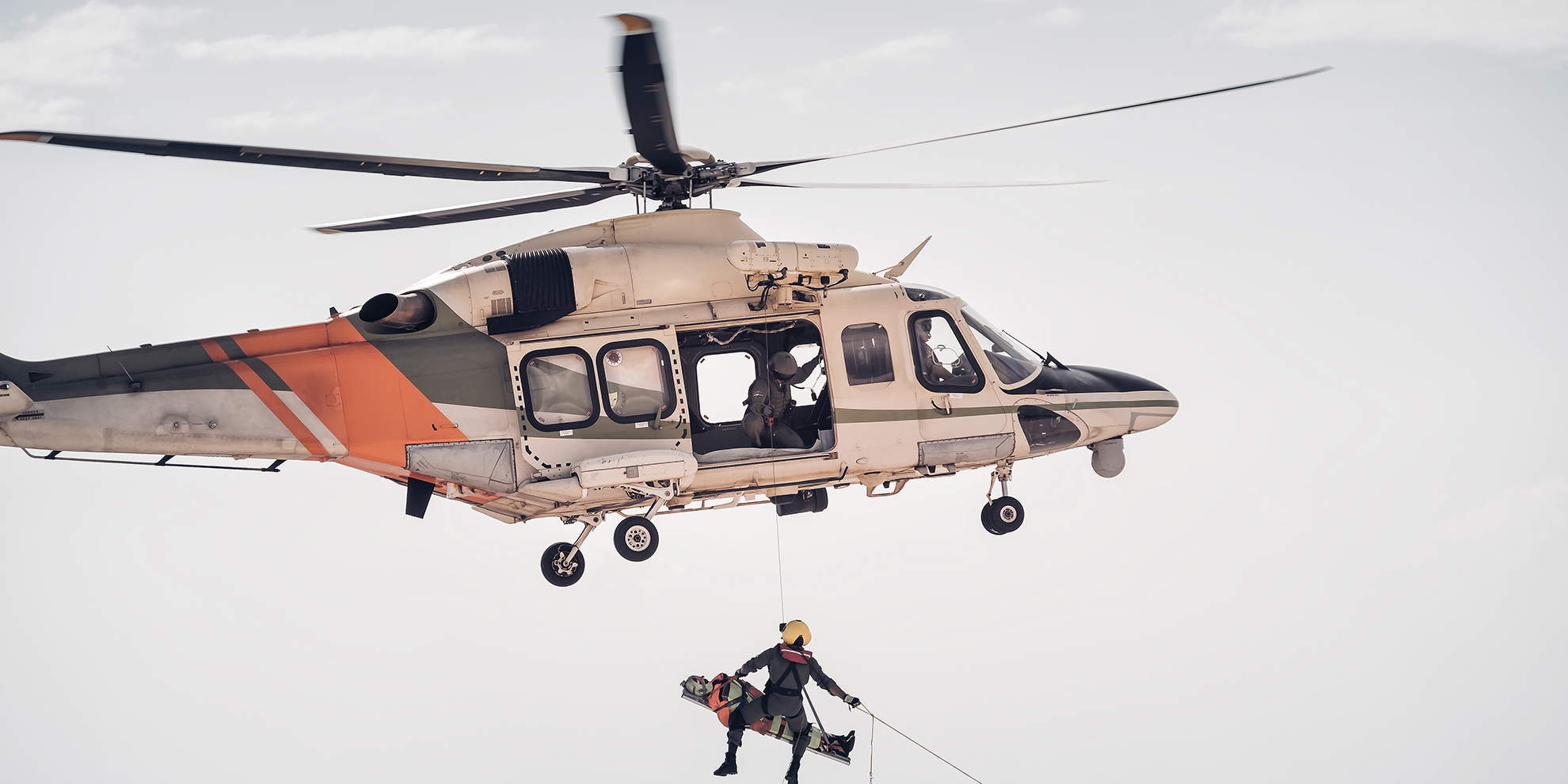 Helikopter med underhengende person